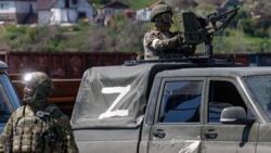 Ukraina. Dowództwo: rosyjscy żołnierze masowo zakładają ukraińskie mundury. Możliwe prowokacje