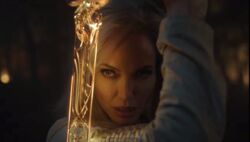 Eternals - Angelina Jolie mogła wcielić się w inną superbohaterkę. Nowe zdjęcia
