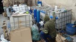 "Czyścili" alkohol i niebezpieczny spirytus. Trucizna mogła trafić na półki, zatrzymano 10 osób