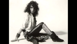 Sławomir Onacik — legendarny basista zespołu Lessdress. Miał papiery na światowe granie