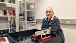 Naukowcy z Polski, Japonii i Indii opracowali materiał, który zmianą barwy reaguje na siłę