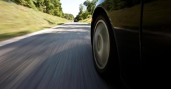 Przekroczył limit prędkości o 27 km, ma zapłacić 90 tys. franków kary