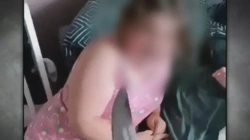 Matka grozi dzieciom nożem. Wstrząsające nagranie