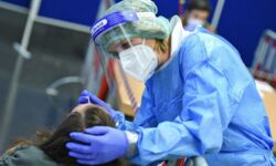 Zaszczepieni już mogą po przyjeździe do Anglii robić tańsze testy