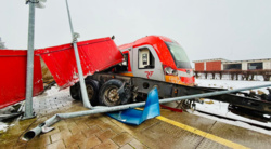 Widzino. Wyskoczył z kabiny przed zderzeniem. Pociąg rozerwał ciężarówkę