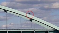 Lubuskie. Niebezpieczna zabawa młodych ludzi na wiadukcie nad trasą ekspresową S3