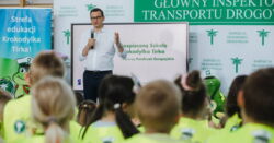 Bunt rodziców po wizycie Morawieckiego w szkole. "Mieli się spotkać z krokodylkiem, a dostali w pakiecie premiera"