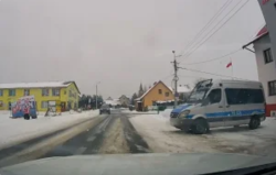 Kontrola policji z powodu rzekomej rozmowy przez telefon, kierowcę uratowała kamera