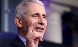Fauci: Dawka przypominająca szczepionki chroni przed omikronem