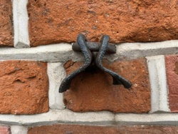 Piaseczno – kuna na kościele