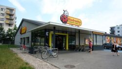 Przesyłki pocztowe w Biedronce. I kolejne sklepy będą mogły być otwarte w niedziele