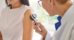 Zachorowalność wzrosła o 300 proc. NFZ: samokontrola może uratować życie