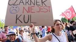 "Czarnek, idź precz!" Przed resortem protest, a Trzaskowski zapowiada wniosek o odwołanie ministra