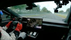Zobacz, jak najpotężniejsza Tesla bije historyczny rekord na torze [WIDEO]