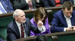 "Antek, świrze, gdzie są Caracale?"