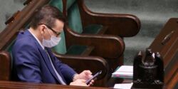 Mimo afery z Pegasusem czołowi politycy nałogowo korzystają z komunikatorów