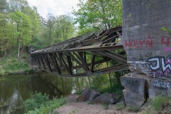 Wysadzony most kolejowy nad Gwdą