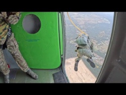 Świetne ujęcie na moment skoku desantowego!