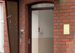 Cztery lata w otwartej klatce, bo ktoś ukradł drzwi - Gdańsk "miasto, które działa"