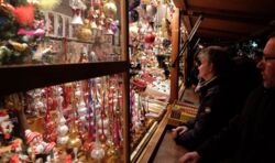 Tłumy na jarmarkach bożonarodzeniowych w Niemczech