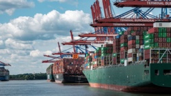 Unia Europejska finalizuje porozumienie celne z USA. 15% cła na europejskie samochody zostanie, będą obniżki ceł dla części produktów z USA