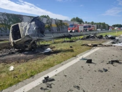 Wjechał na S8 pod prąd, czołowo zderzył się z ciężarówką. 22-latek nie żyje