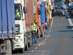 Polskie firmy w kłopotach. Kierowcy jadą na wojnę, brakuje rąk do pracy