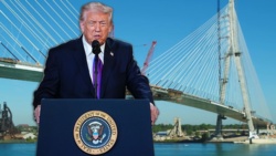 Trump grozi Kanadzie blokadą mostu.