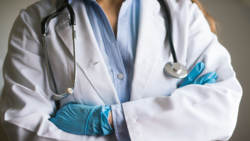 Zwolnienie lekarskie za kilkadziesiąt złotych w kilka minut. Wśród lekarzy dochodzi do nadużyć