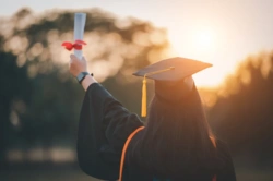 Koniec z oszukiwaniem w CV. Pracodawcy sprawdzą dyplom a uczelnie będą miały nowy obowiązek
