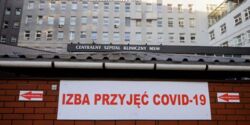 Koronawirus w Polsce. Liczba zgonów covidowych wyższa niż przed rokiem