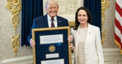 Maria Corina Machado oddała Trumpowi swój medal noblowski. Komitet reaguje