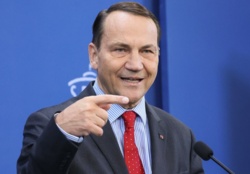 Sikorski do Muska: "Leć na Marsa. Tam nie ma cenzury nazistowskich salutów"