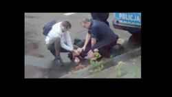 "Policjanci łapią za głowę Bartka niczym za piłkę do grania". Nowe nagranie ws. śmierci Bartosza S. z Lubina