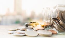 OC a wiek początkującego kierowcy. Różnice w cenach składek są ogromne