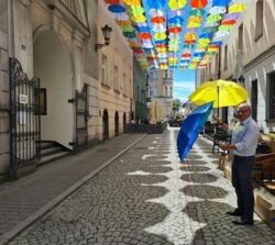 Czy kolorowe parasolki to symbol LGBT. Tak uważa radny