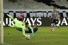 ​Copa Libertadores. Wielka awantura piłkarzy po meczu, w użyciu gaz pieprzowy i gaśnica