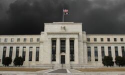 Fed przyspiesza redukcję QE. Trzy podwyżki stóp w 2022 roku