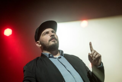 Raper uderza w Wojewódzkiego: Jego ojciec skazał moich bliskich