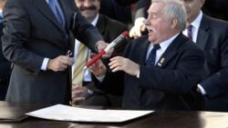 "Dla młodych Lech Wałęsa to pomnik, który siedzi w jacuzzi". Nauczyciel o tym, jak opowiadać na lekcjach o "Solidarności"