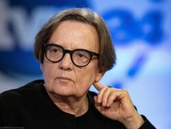 "Europa zmienia się w twierdzę i czarno widzę przyszłość". Holland o roku "głupoty, która zamienia się w podłość"