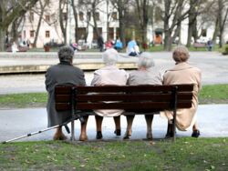 Podwójna emerytura co miesiąc trafi do tych seniorów. Konieczny jest wniosek