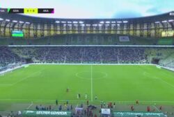 Burdy na stadionie w Gdańsku. Mecz Lechii w Lidze Konferencji przerwany
