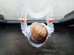 "Wysoki sądzie, zobacz mnie". Dzieci pokrzywdzone przestępstwem przesłuchiwane w złych warunkach