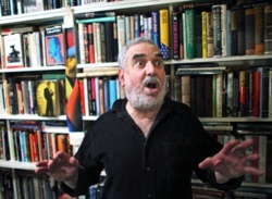 Reportaż o człowieku który otworzył antykwariat w swoim mieszkaniu w NYC