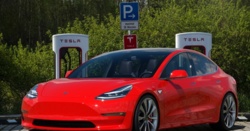 Wojna celna USA odbija się na cenach Tesli w Kanadzie.