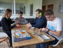 "Żądamy miejsc do godnego życia dla dorosłych osób z autyzmem". Porozumienie Autyzm Polska apeluje do polskich władz