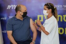 Rząd Izraela: Trzecia dawka szczepionki jest skuteczna