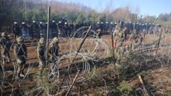 MON: Białoruskie służby nocą niszczą ogrodzenie na granicy. Jest nagranie