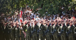 "Wyraz braku szacunku", "Żołnierze się smażyli". Fala krytyki po przemówieniach rządzących
